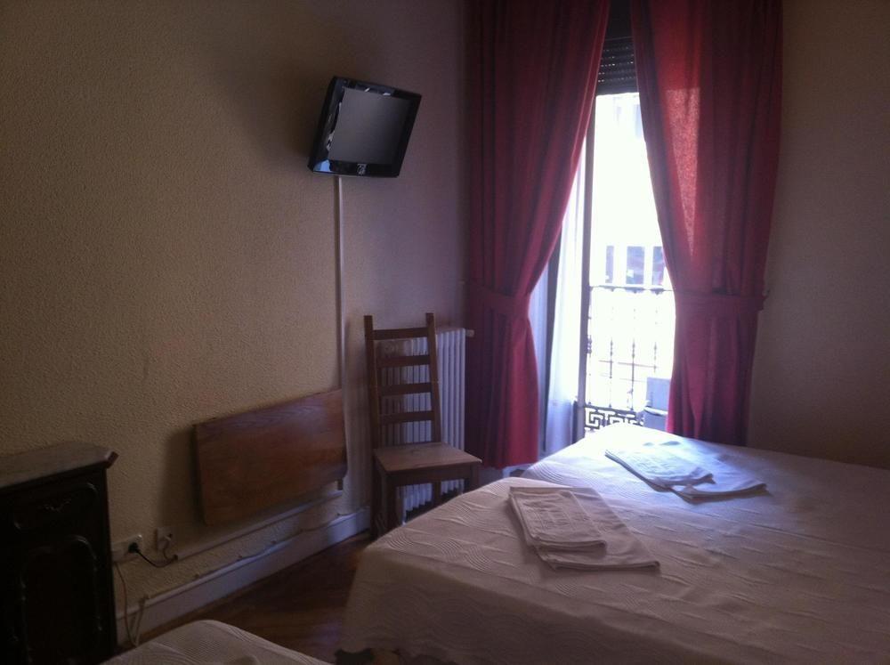Hostal Aresol Madrid Extérieur photo