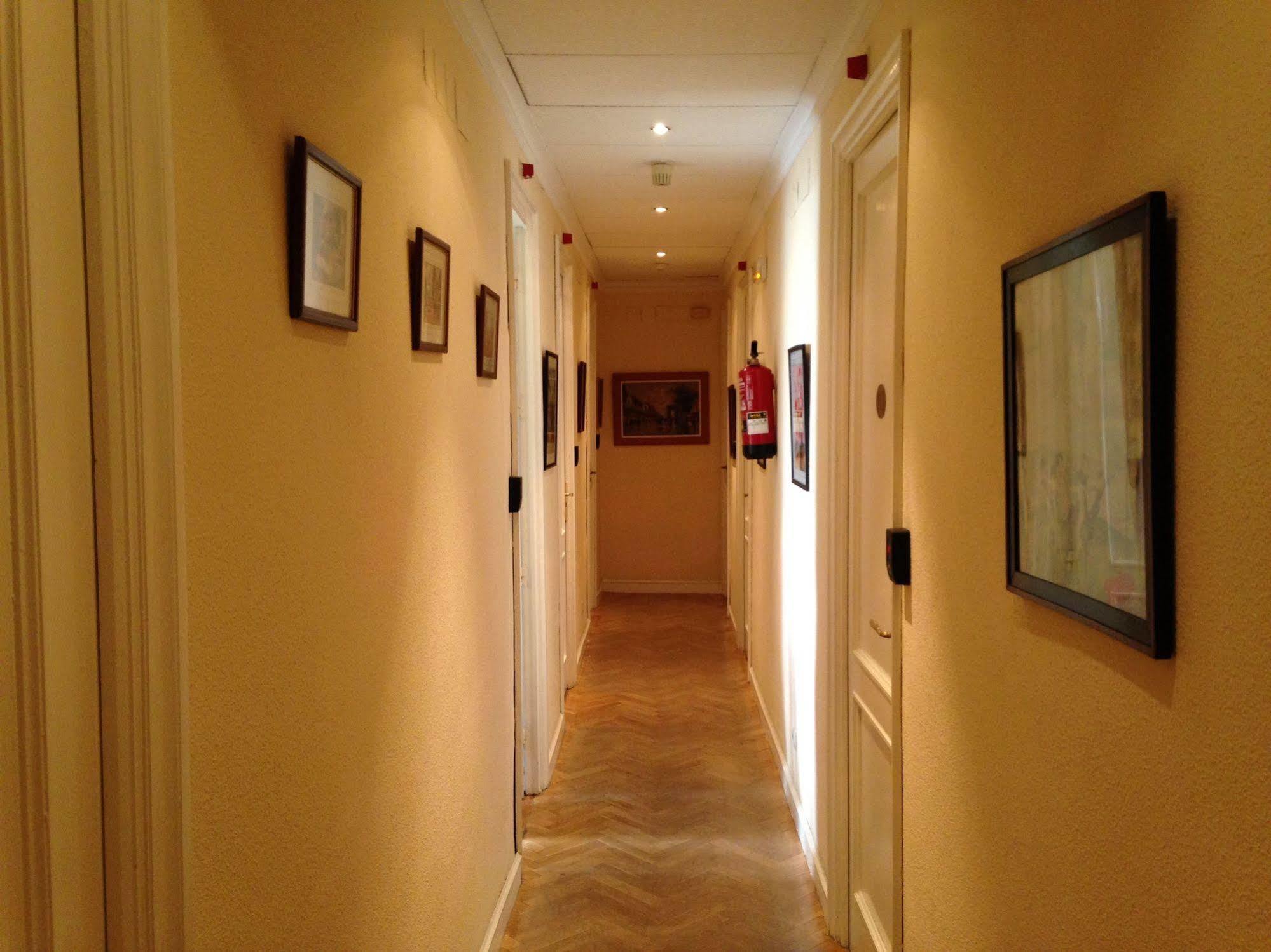 Hostal Aresol Madrid Extérieur photo
